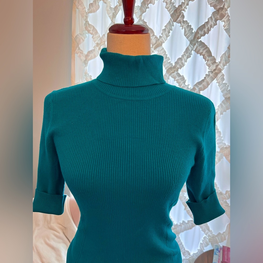 White House Black Market sweater -Green Size Medium